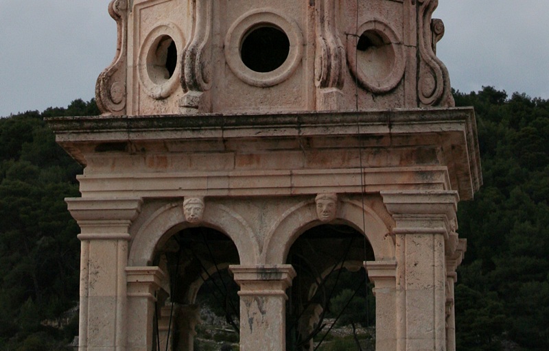 Kościelne dzwonnice na wyspie Brač