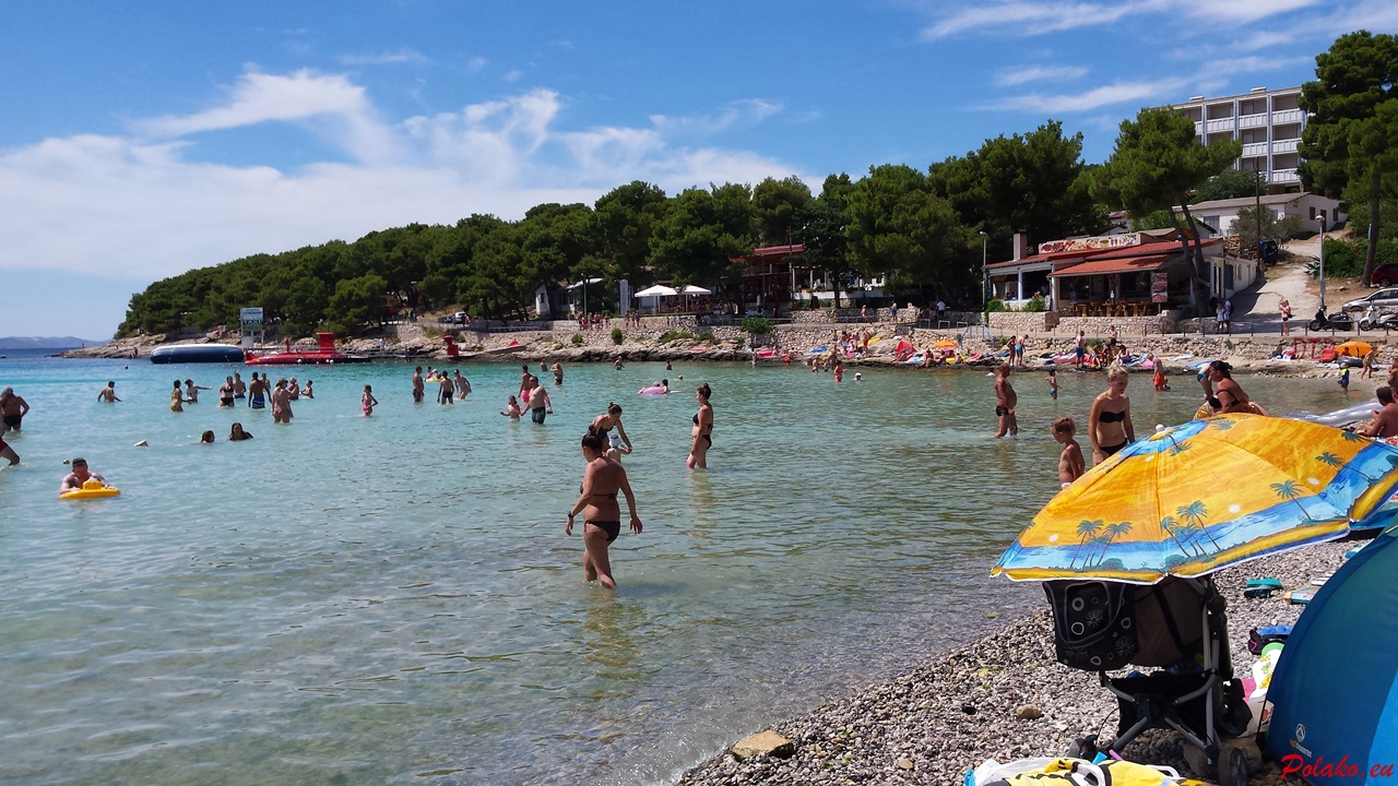 Popularna plaża Slanica na wyspie Murter - piasek czy kamienie?