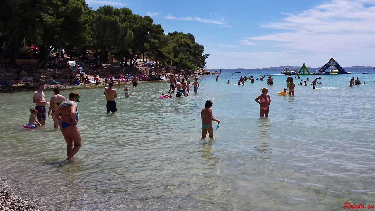 Popularna plaża Slanica na wyspie Murter - piasek czy kamienie?