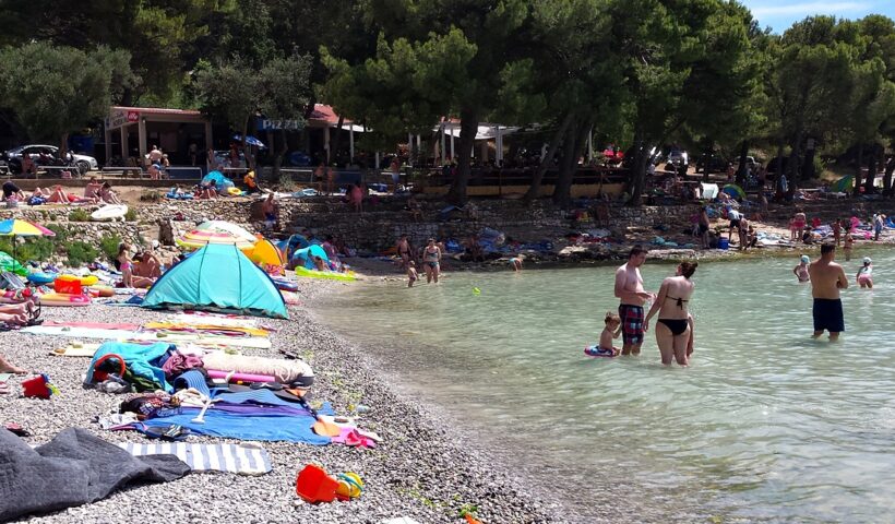 Plaża Slanica na wyspie Murter - piasek czy kamienie?